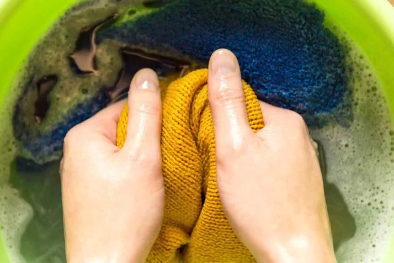 Come lavare stracci molto sporchi? Ecco il metodo corretto